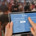 الذهب يتماسك فوق 4,300 دولار مع خلق 64 ألف وظيفة أمريكية وارتفاع البطالة إلى 4.6%